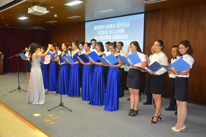 1492480245138237.jpg 1-1   2016年經(jīng)營(yíng)峰會(huì)上合唱《新能源之歌》.JPG