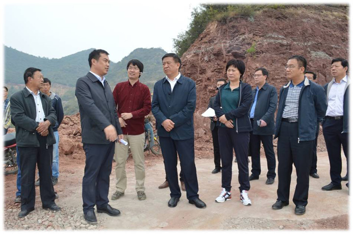 1492482376780378.jpg 鞏義市委書記袁三軍及市長(zhǎng)孫淑芳現(xiàn)場(chǎng)調(diào)研鞏義興元40MW光伏項(xiàng)目工作.jpg