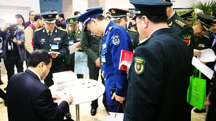 1493793007850200.jpg 5趙振元同志向參會(huì)代表簽字贈(zèng)書.jpg