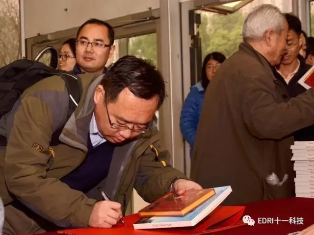 年會(huì)現(xiàn)場(chǎng)， 干部員工們領(lǐng)取趙院長(zhǎng)的書籍和臺(tái)歷.webp.jpg