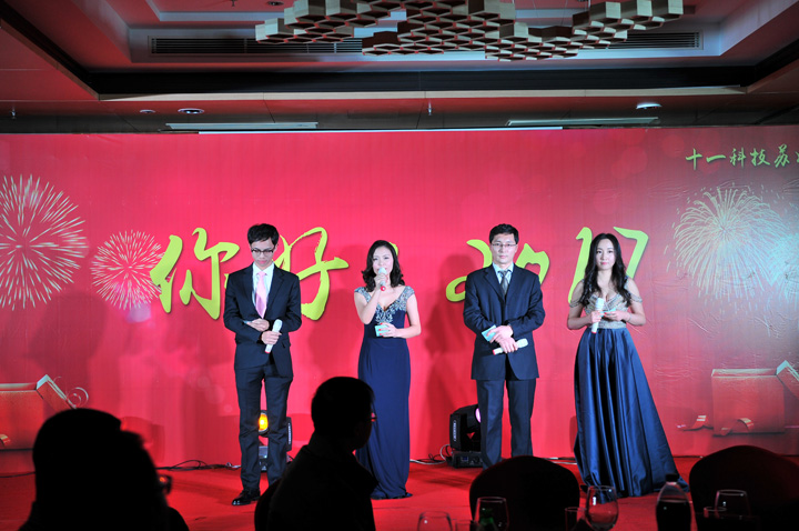 1496420778816841.jpg 2-主持人宣布晚會開始.JPG