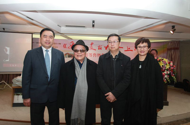 16-趙振元和四川人民出版社社長黃立新、中外散文詩學會主席、著名作家海夢親切合影.jpg