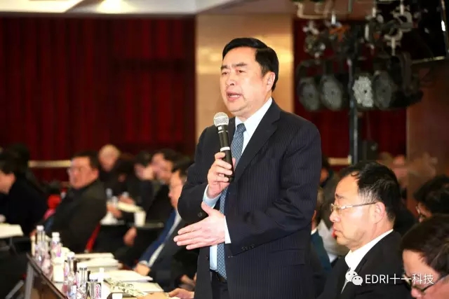 1496482303240839.jpg 1-趙振元同志在頒獎典禮前向獲獎?wù)弑硎咀YR.webp.jpg