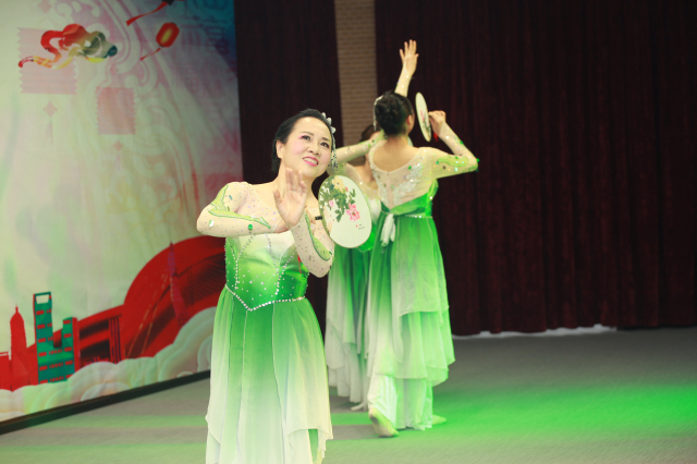4-張小平、楊芳、徐藝蕓、趙婧婷、唐永霞聯(lián)袂表演團(tuán)扇舞《茉莉花》.jpg