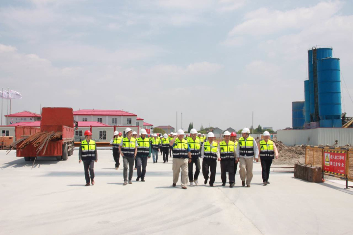 1496507216104071.jpg 4-與會(huì)領(lǐng)導(dǎo)參觀華力工地.jpg