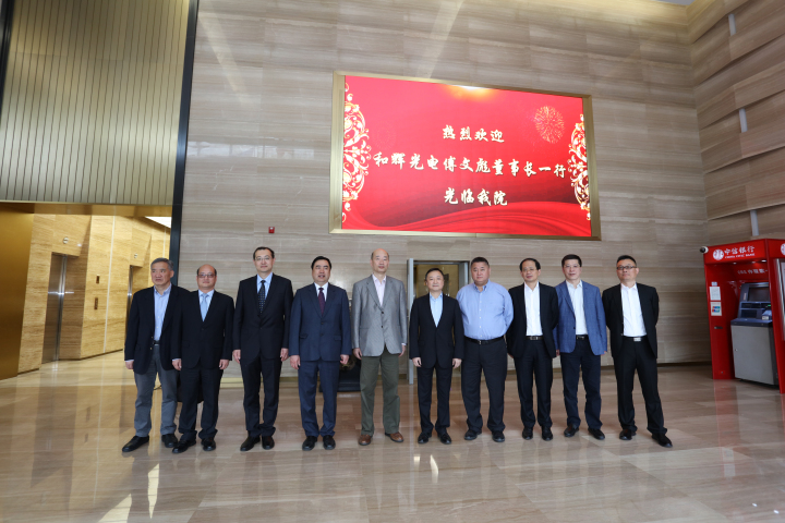 2-趙振元董事長、白焰高級副院長與傅文彪董事長、卞家駿總裁一行親切合影.jpg
